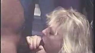 Une sale garce se fait défoncer par une bite et éjacule sur un video film de sex gratuit pubis poilu