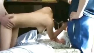 Jeune blonde baisée vidéo pornographiques français sur deux grosses bites de nouveaux voisins