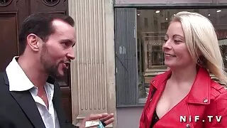 Le professeur a les pornos videos donné la première leçon de sexe à l'élève vierge