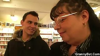 Se site porno pour lesbienne bruna brune baisée en levrette lors d'un entretien d'embauche avec le patron