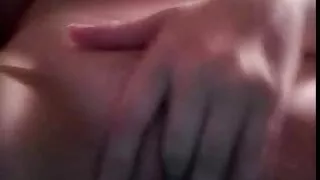 L'homme a film porno video xxx planté une chienne aux gros seins au travail
