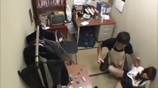 Le mec a baisé videos pornos de femmes mures une blonde dans la cuisine et a rempli la bite par la joue d'un enculé
