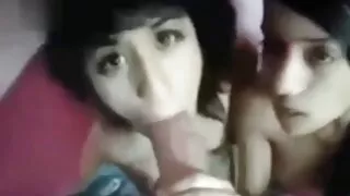 Salope aux yeux serrés a trébuché dans film porno en vidéo un gang bang dans la salle de cinéma