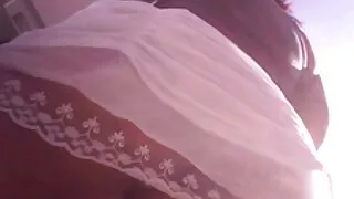 Une femme blonde trompe son mari et lui enfonce une grosse sex video tukif bite dans le cul