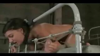 Les jambes élancées de la blonde conviennent pour lécher et videos pornographique gratuit masturber la bite