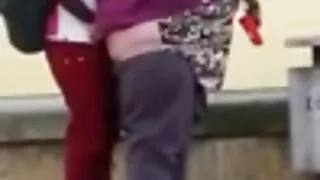 Une Asiatique baisée avec des cheveux vidéo x porno vidéo x noirs et blancs organise une double pénétration