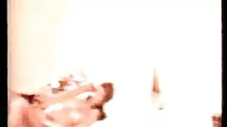 Tante mince avec des seins vidéos porno gratuites chevauche la bite du masseur