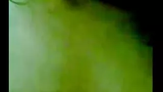 Une femme pornographie en vidéo de ménage insolente baisée par un chanteur potentiel