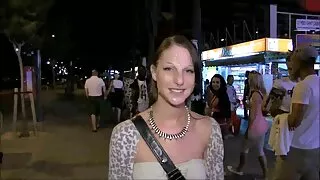 Un jeune Espagnol avec une grosse video et film x gratuit bite se fait baiser le trou du cul d'une blonde