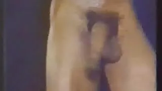 Une puissante attelle musculaire lèche la chatte d'une fille maigre et fait vidéo x adulte un anulingus