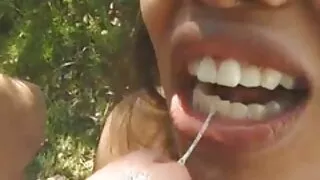 Étudiante poilue aux orteils de chameau avec des lunettes a les vidéo porno une grosse bite noire