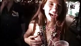 Une suceuse de bite de vingt ans aux cheveux verts suce une bite et se fait baiser en levrette porno xnxx gratuit
