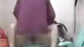 La fille est vidéos de films porno gratuit excitée par les vibrations de la machine à laver et veut baiser