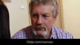 Bald Bros tire sur videos pornographiques francaises une fille bronzée et jouit sur son visage