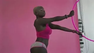 Un fétichiste excité grimpe avec sa main dans la chatte vidéos pornos hd et le cul